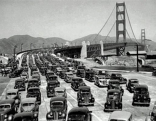 On May 27, 1937, the day of its opening, cars could be seen crossing the Golden Gate Bridge in San Francisco, USA.
