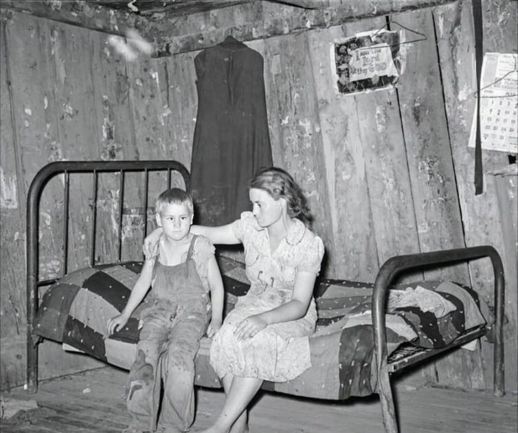 Children of Agricultural Laborers Endure Harsh Living Conditions Near Webbers Falls, Oklahoma